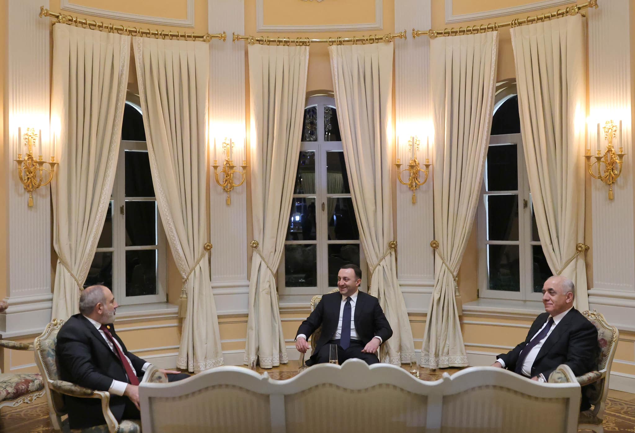 Թբիլիսիում հանդիպել են Հայաստանի և Ադրբեջանի վարչապետները